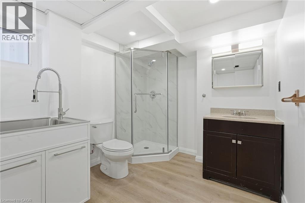 15 East 41St Street, Hamilton, ON - Indoor Photo Showing Bathroom