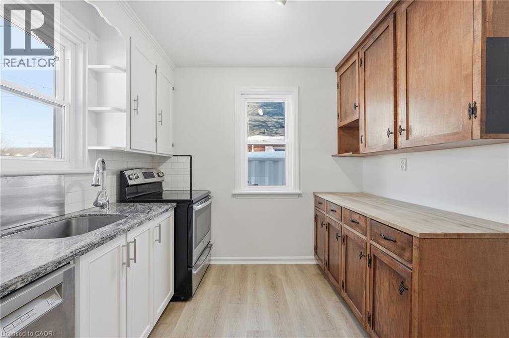 15 East 41St Street, Hamilton, ON - Indoor Photo Showing Kitchen