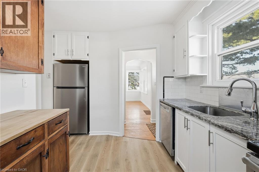 15 East 41St Street, Hamilton, ON - Indoor Photo Showing Kitchen With Upgraded Kitchen
