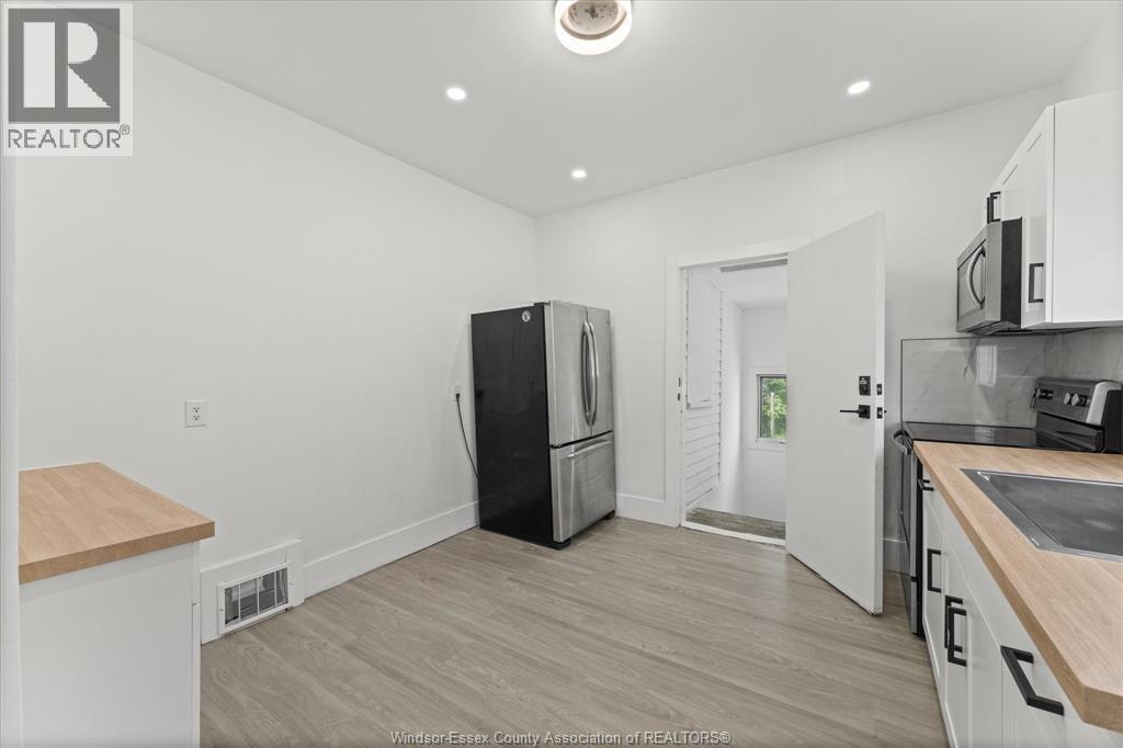 371 Curry, Windsor, ON - Indoor Photo Showing Kitchen
