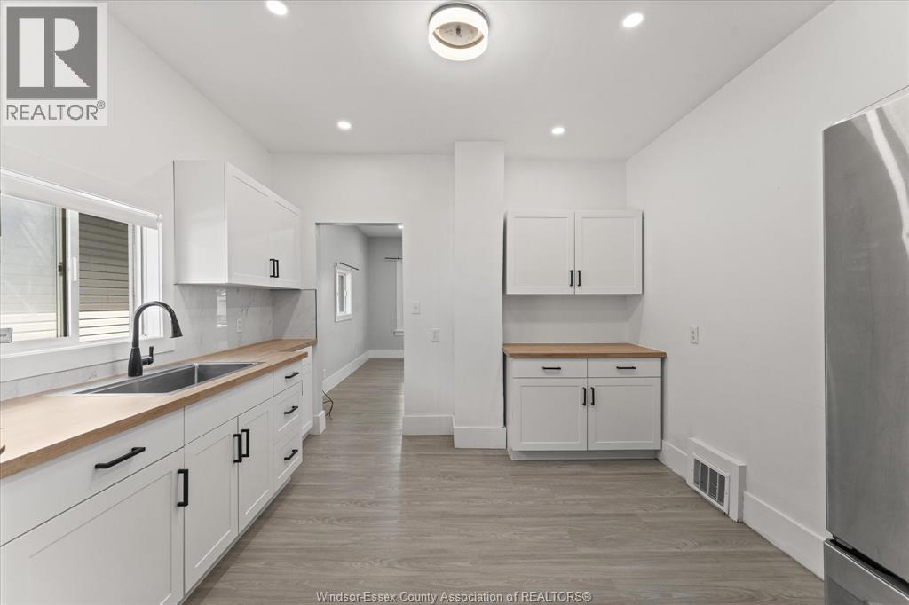 371 Curry, Windsor, ON - Indoor Photo Showing Kitchen