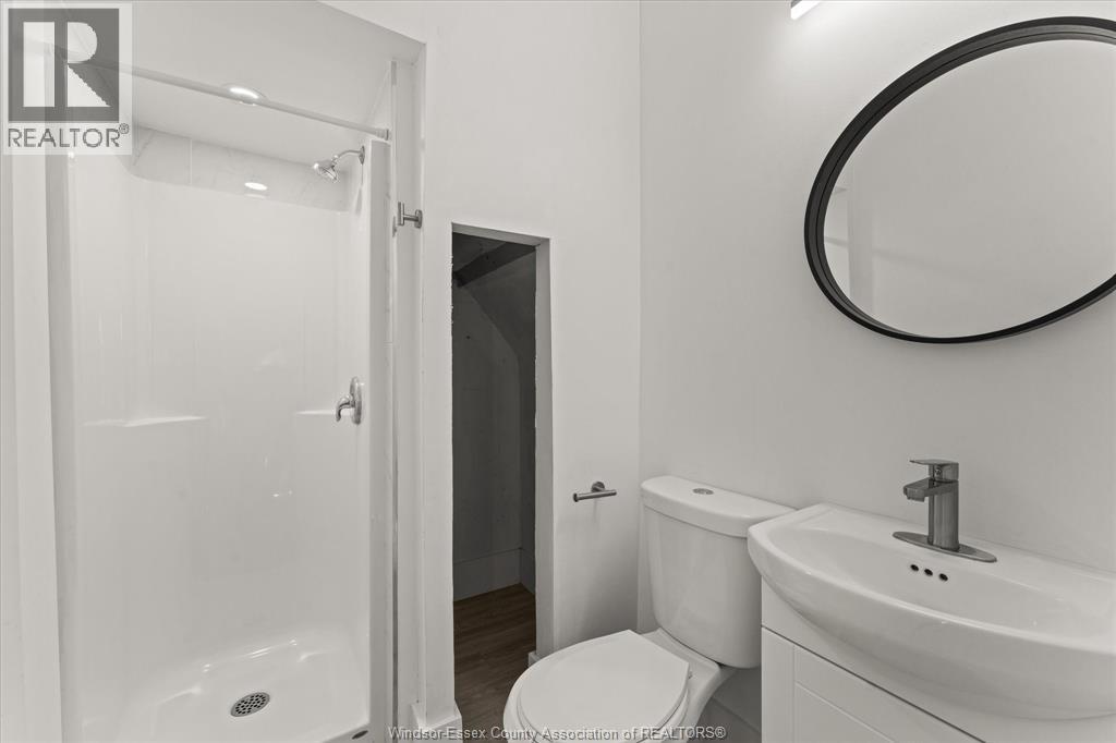 371 Curry, Windsor, ON - Indoor Photo Showing Bathroom