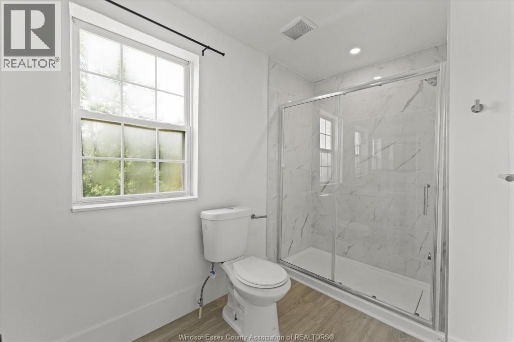 371 Curry, Windsor, ON - Indoor Photo Showing Bathroom