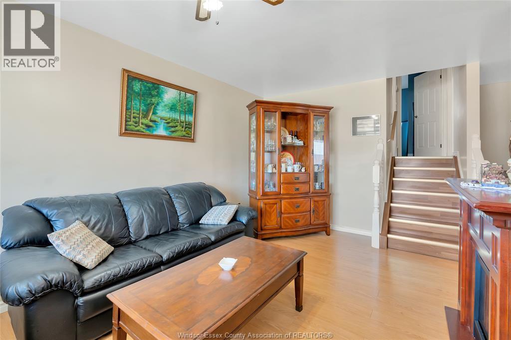 2665 Robert, Windsor, ON - Indoor Photo Showing Living Room