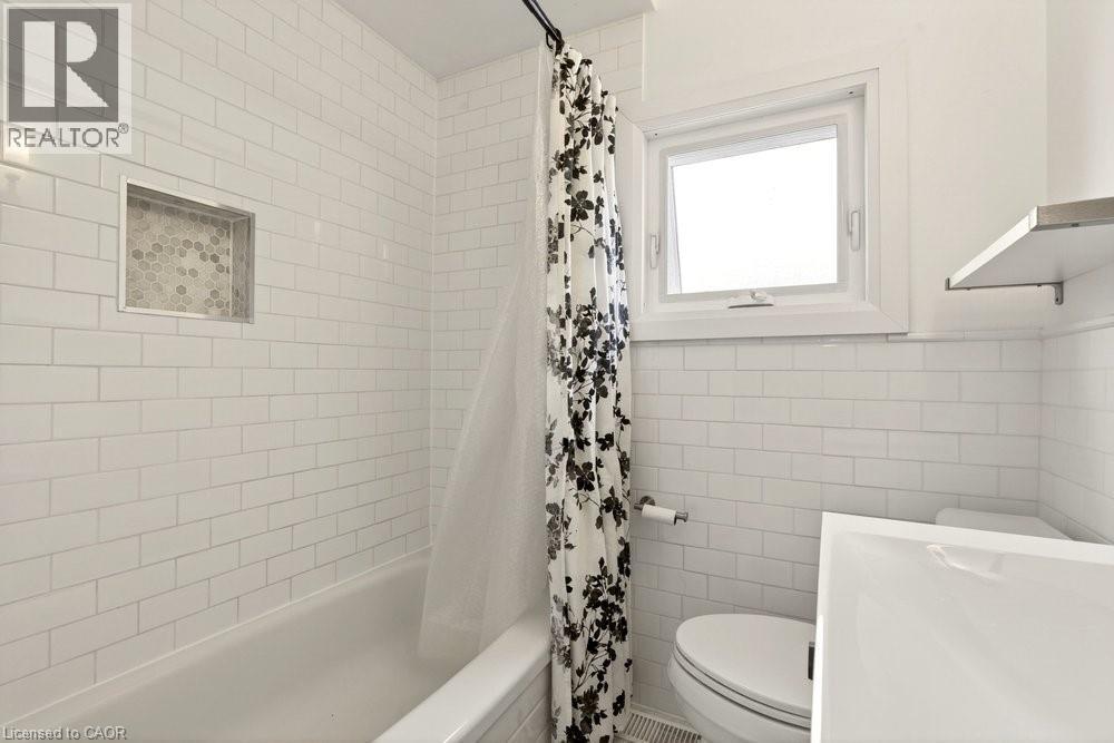 285 Mary Street, Hamilton, ON - Indoor Photo Showing Bathroom