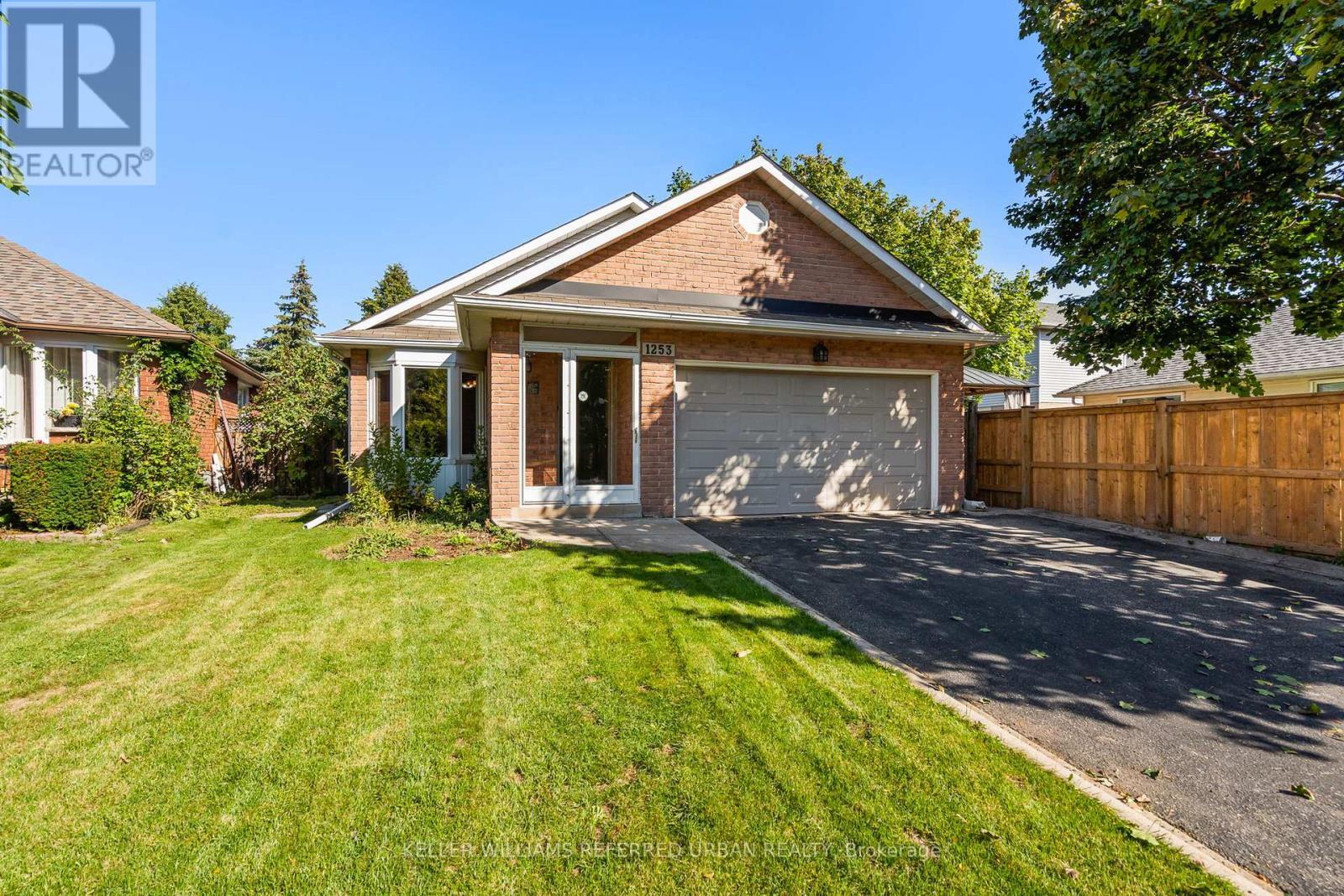 1253 Thorpe Road, Burlington, ON - Outdoor