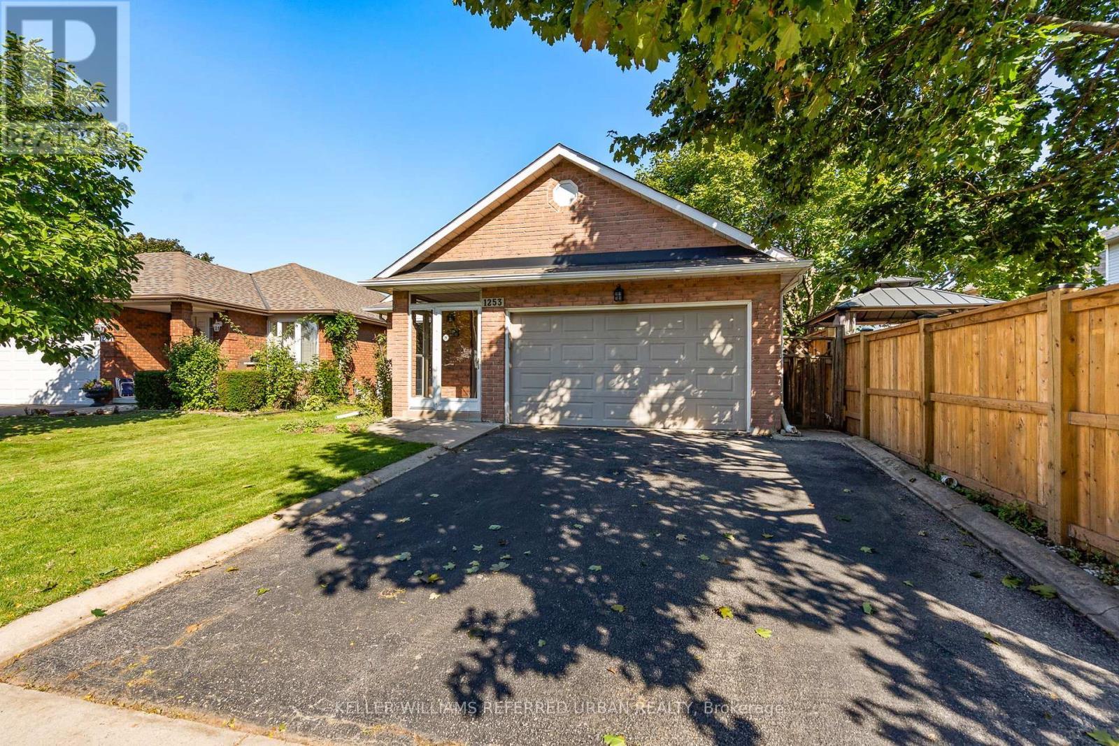 1253 Thorpe Road, Burlington, ON - Outdoor