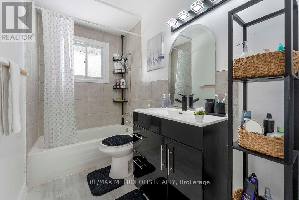 263 Fergus Avenue, Kitchener, ON - Indoor Photo Showing Bathroom