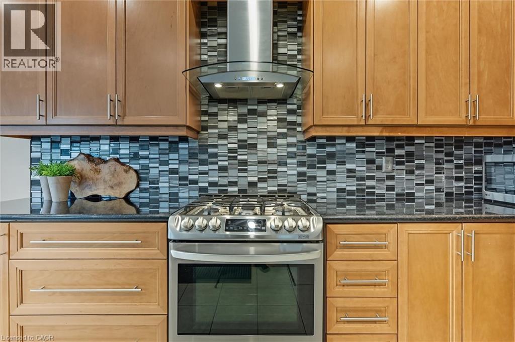 2265 Stokes Lane, Burlington, ON - Indoor Photo Showing Kitchen With Upgraded Kitchen