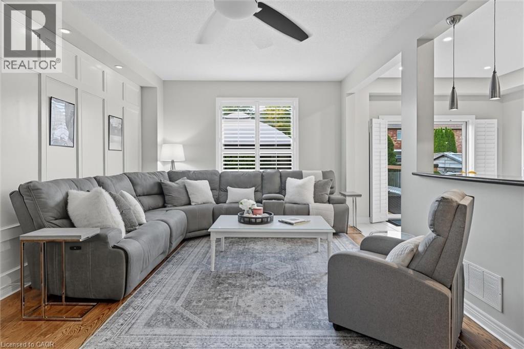 2265 Stokes Lane, Burlington, ON - Indoor Photo Showing Living Room
