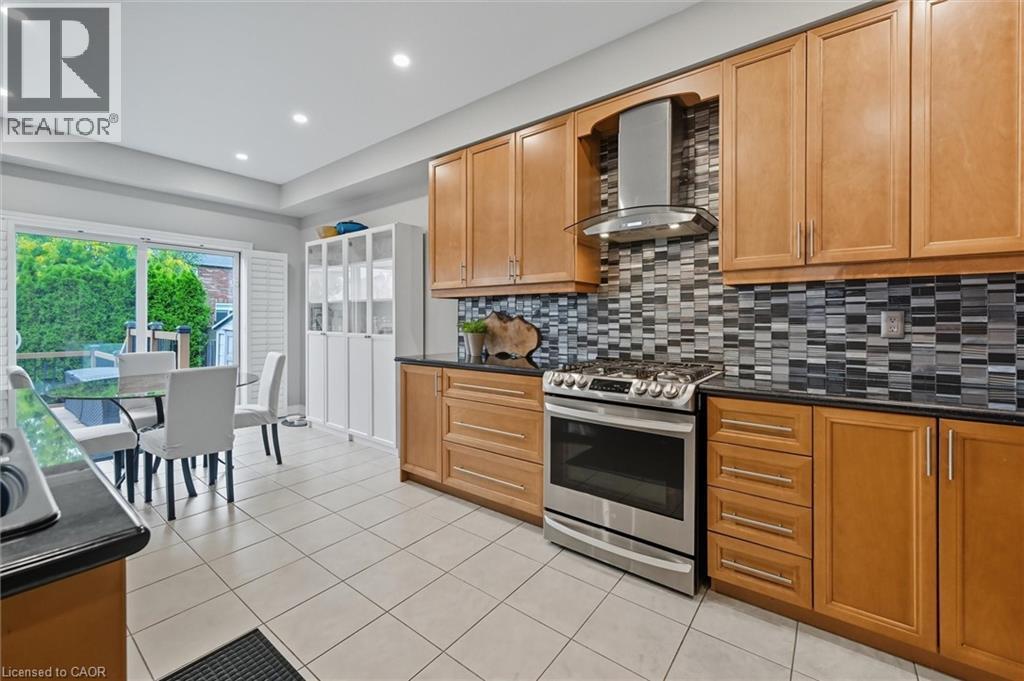 2265 Stokes Lane, Burlington, ON - Indoor Photo Showing Kitchen
