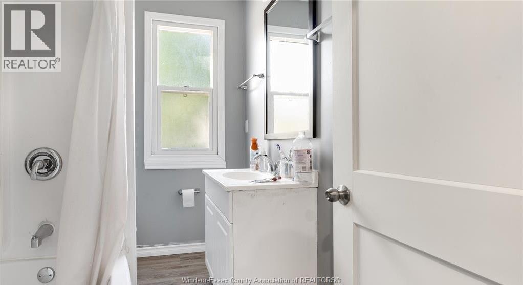 3092 Sandwich Unit# Upper, Windsor, ON - Indoor Photo Showing Laundry Room