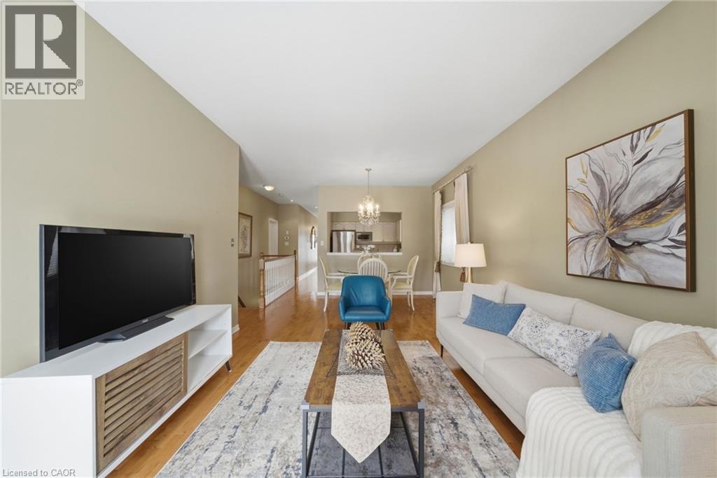 46 Manitoulin Trail, Hamilton, ON - Indoor Photo Showing Living Room