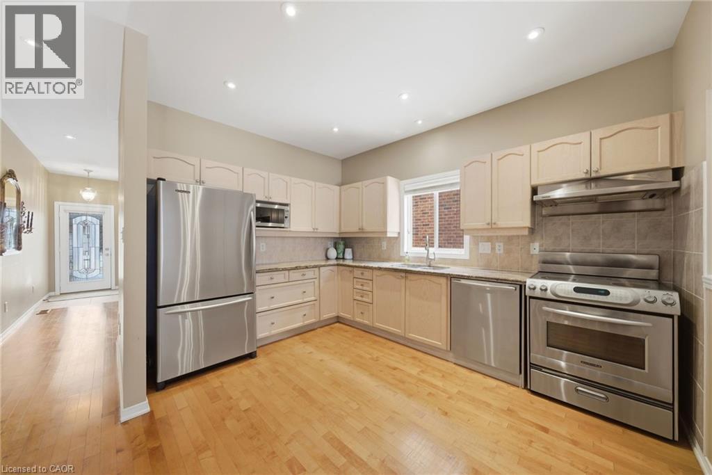 46 Manitoulin Trail, Hamilton, ON - Indoor Photo Showing Kitchen