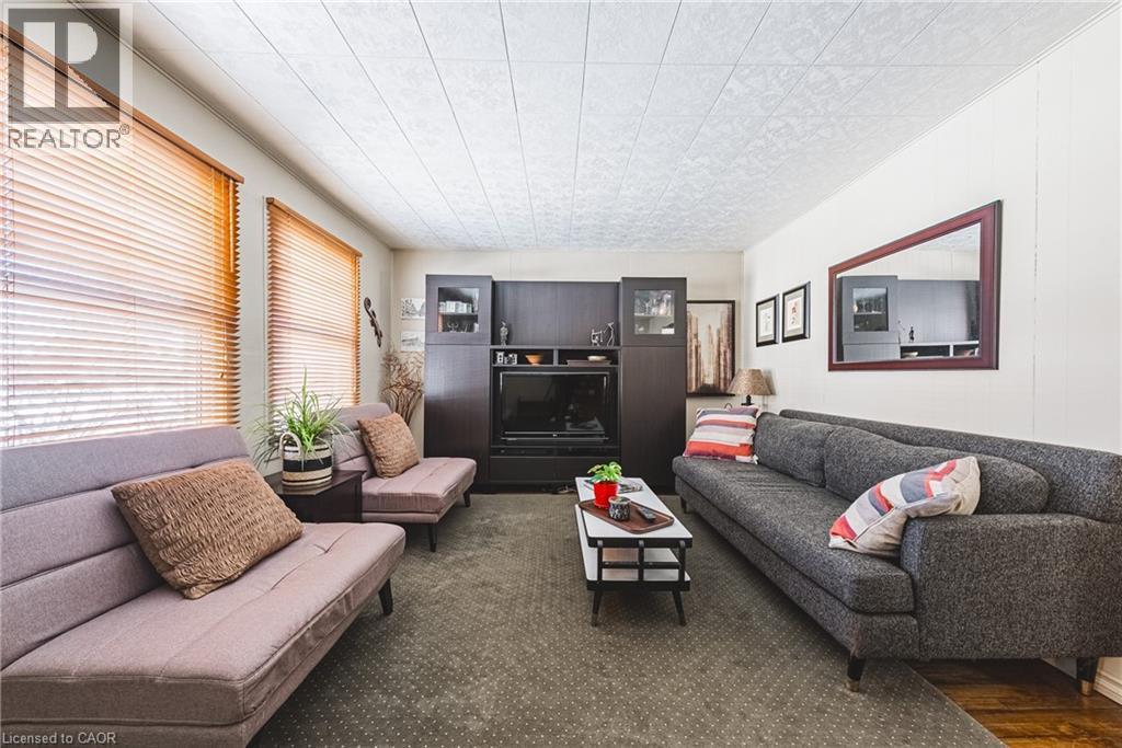 28 Munn Street, Hamilton, ON - Indoor Photo Showing Living Room