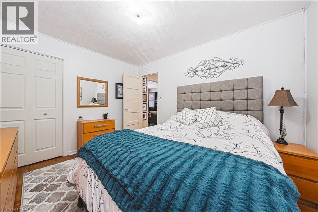 28 Munn Street, Hamilton, ON - Indoor Photo Showing Bedroom