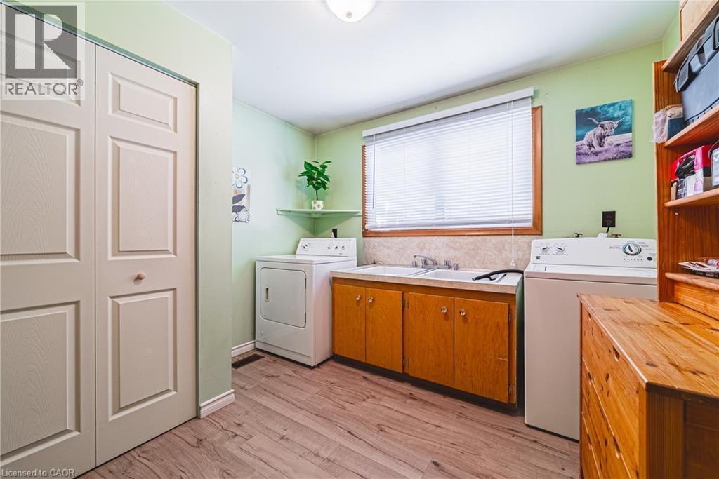 28 Munn Street, Hamilton, ON - Indoor Photo Showing Laundry Room