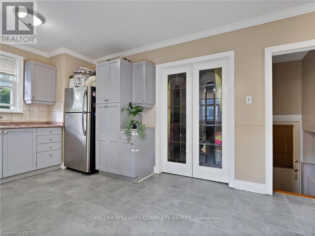 210 East 24Th Street, Hamilton, ON - Photo Showing Kitchen