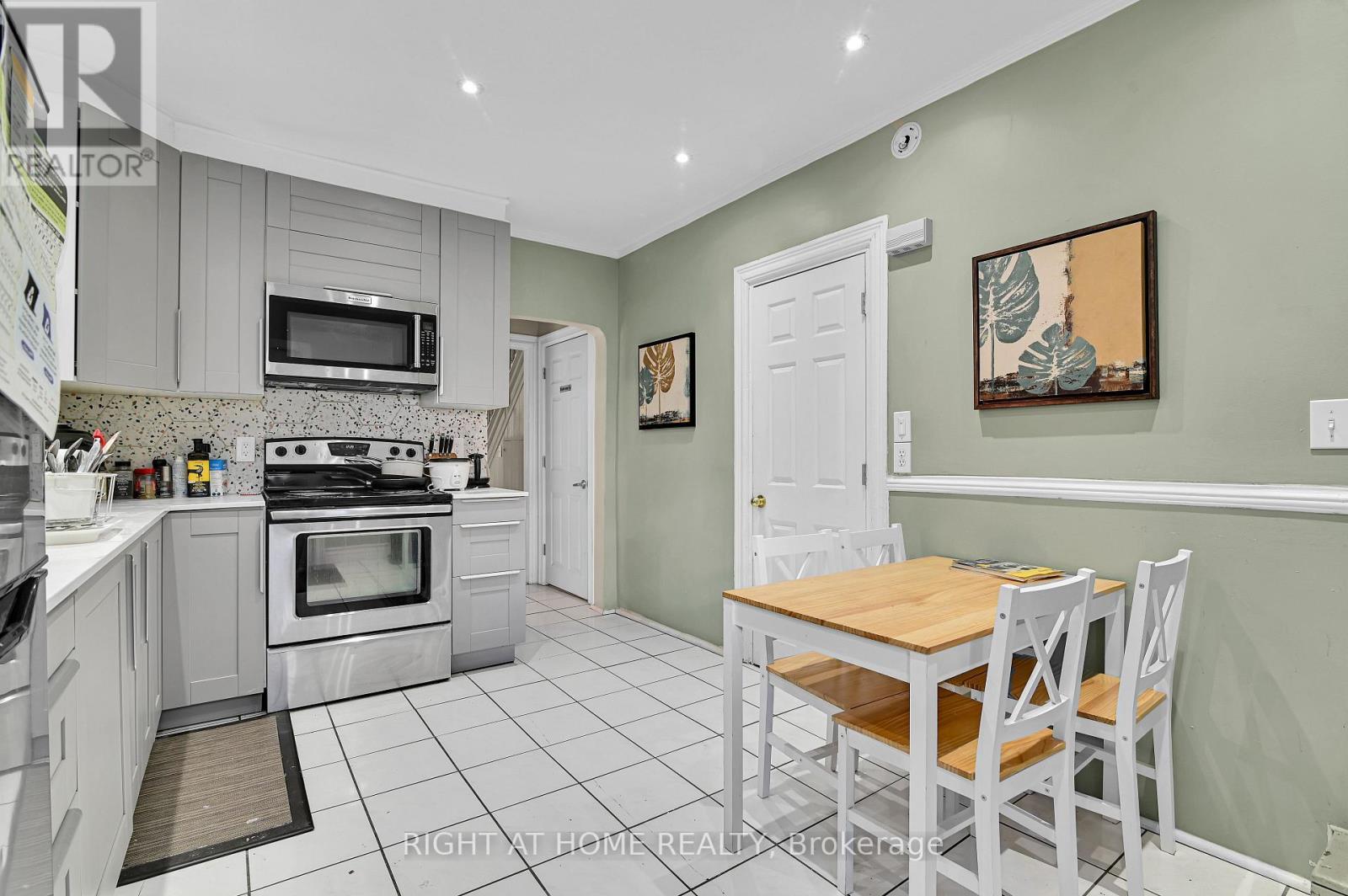 3-pc bath updated 2022 on main floor (behind door) - 95 Templeton Street, Ottawa, ON - Indoor Photo Showing Kitchen