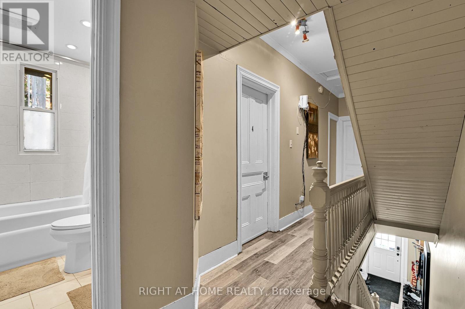 2nd floor landing with access to both staircases - 95 Templeton Street, Ottawa, ON -