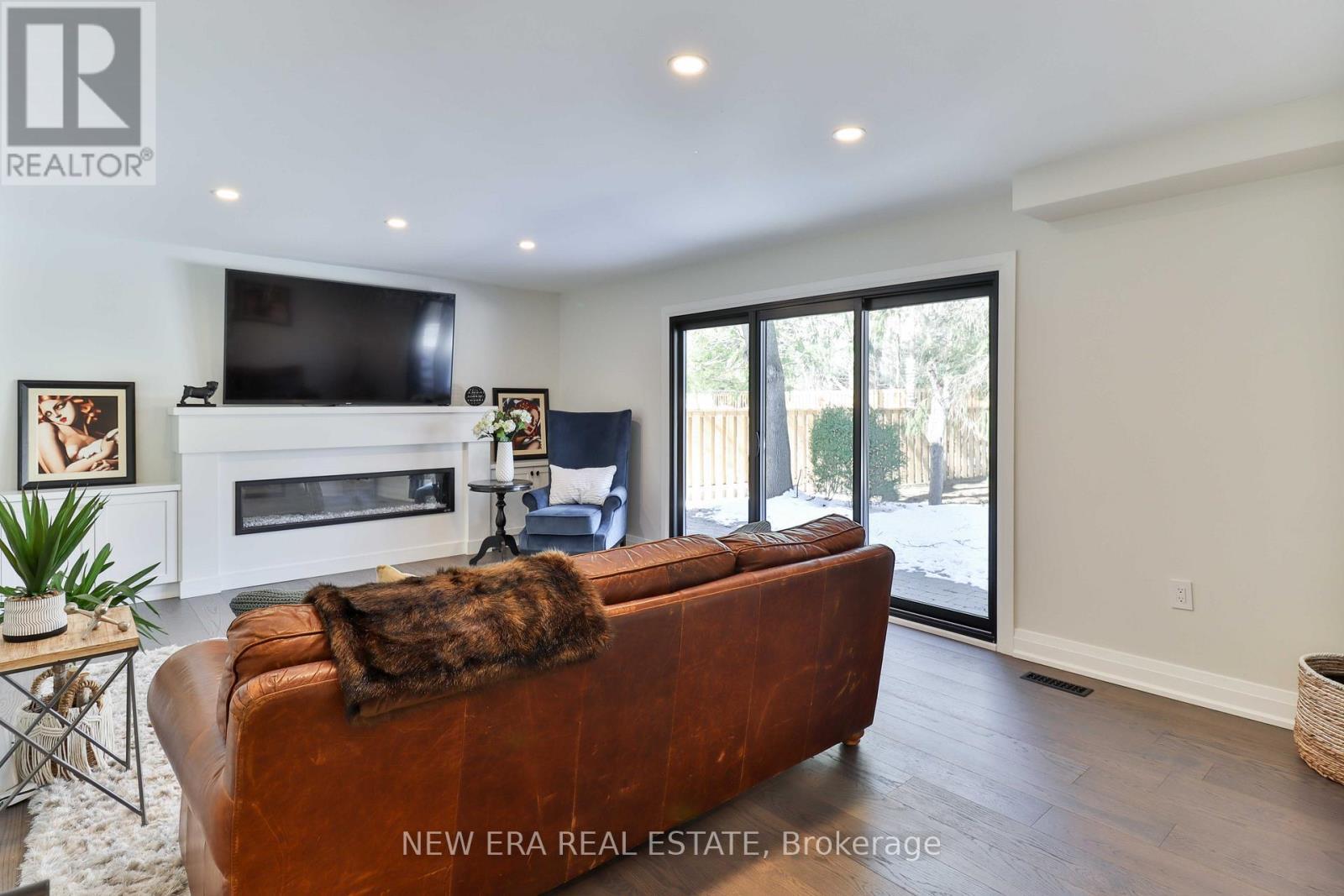 1481 Chasehurst Drive, Mississauga, ON - Indoor Photo Showing Living Room With Fireplace