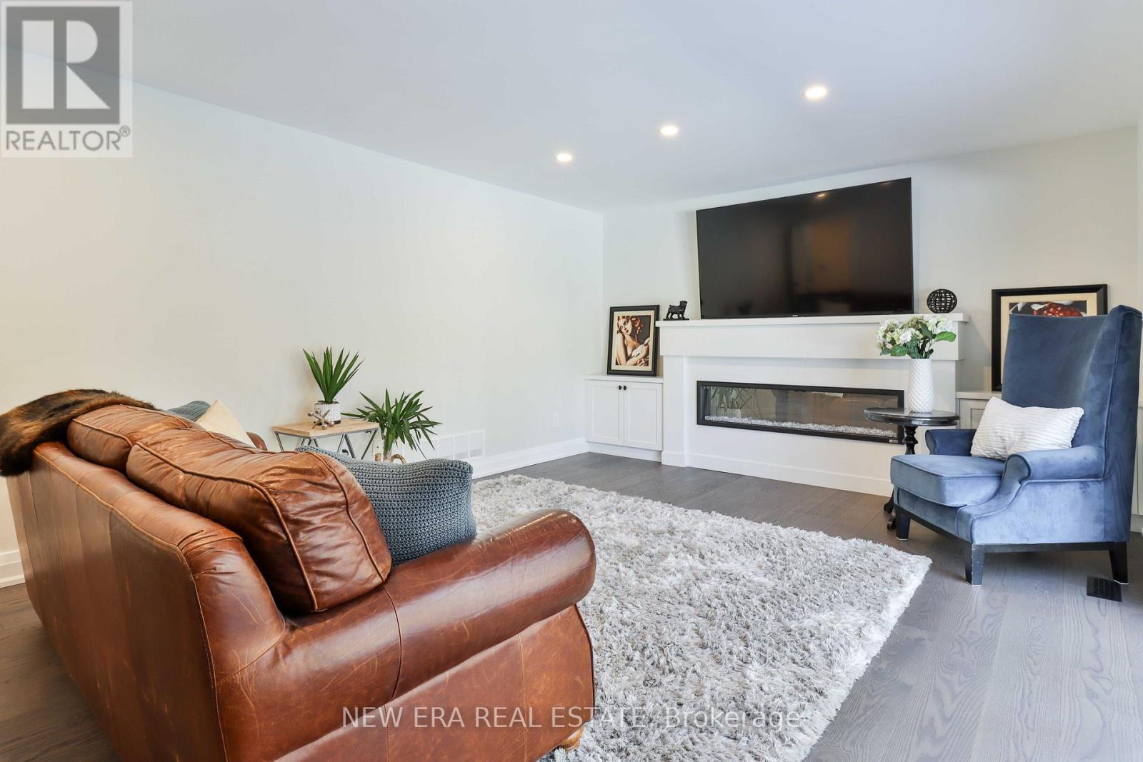 1481 Chasehurst Drive, Mississauga, ON - Indoor Photo Showing Living Room With Fireplace