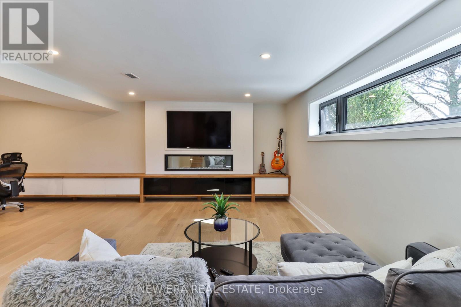 1481 Chasehurst Drive, Mississauga, ON - Indoor Photo Showing Living Room