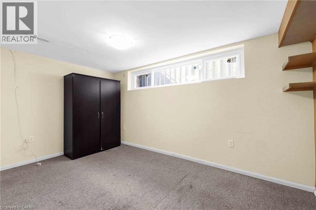 Unfurnished bedroom featuring carpet floors and a closet - 368 Upper Kenilworth Avenue, Hamilton, ON - Indoor Photo Showing Other Room
