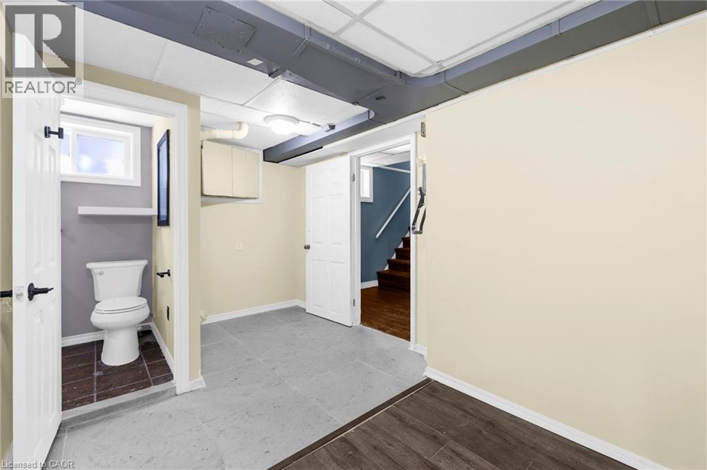 Bathroom featuring baseboards and light wood-style floors - 368 Upper Kenilworth Avenue, Hamilton, ON - Indoor Photo Showing Other Room
