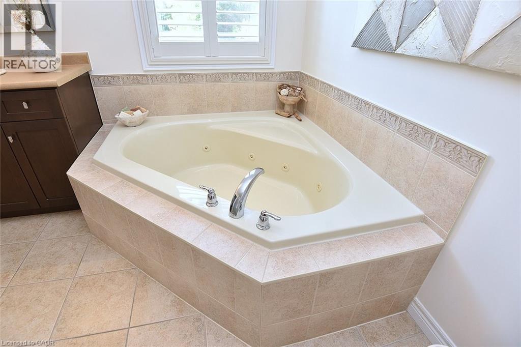 12 Degrow Crescent, Binbrook, ON - Indoor Photo Showing Bathroom