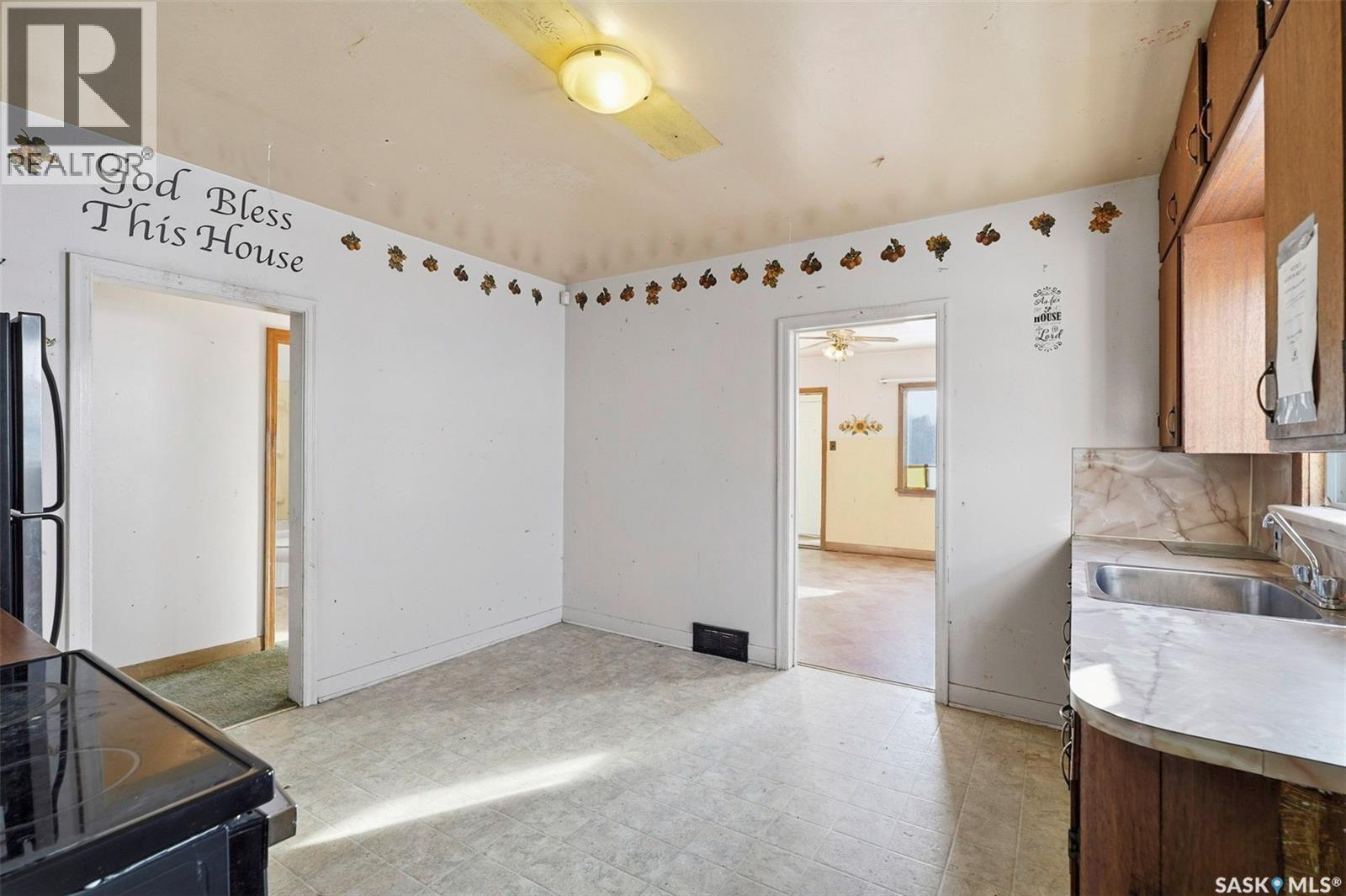 584 7Th Street E, Prince Albert, SK - Indoor Photo Showing Kitchen With Double Sink