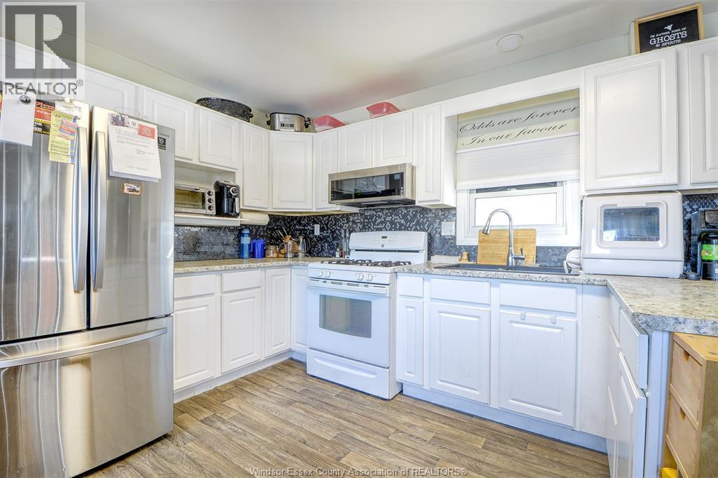 29 Parkside, Mcgregor, ON - Indoor Photo Showing Kitchen
