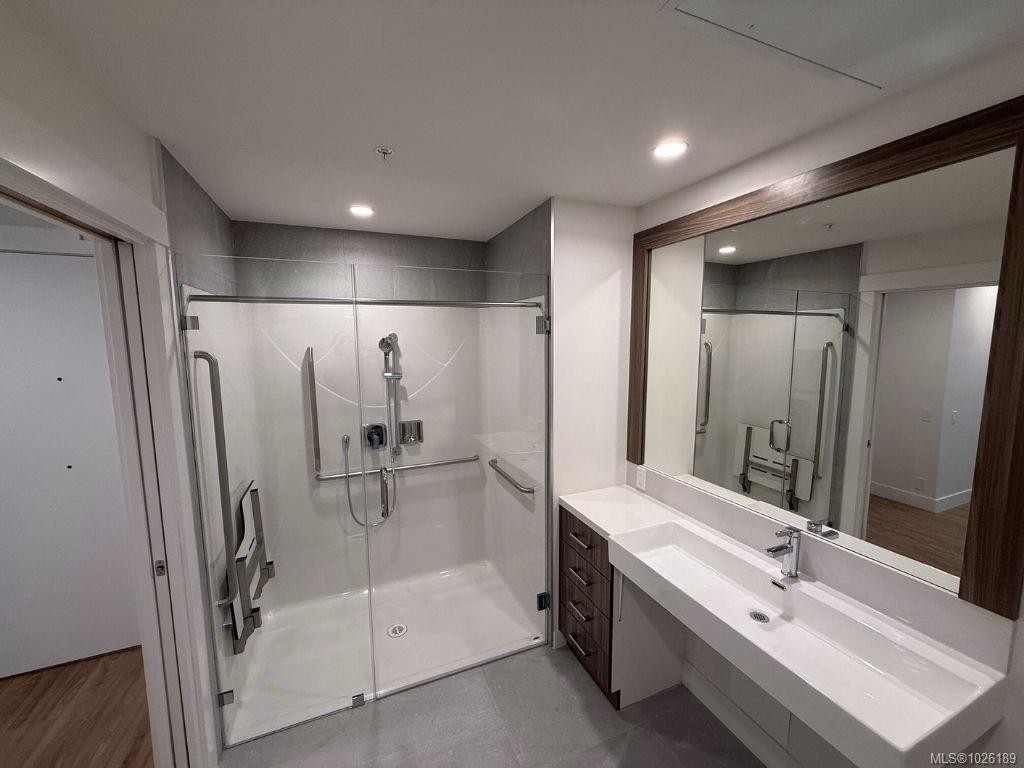 402-6320 Sentinal Dr, Nanaimo, BC - Indoor Photo Showing Bathroom