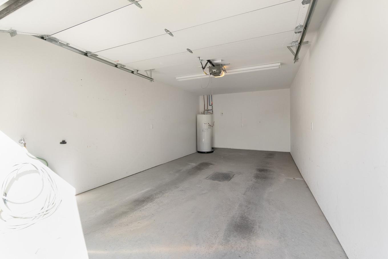 Garage - 203-1150 Rue Albert-Charpentier, Sherbrooke (Les Nations), QC - Indoor Photo Showing Garage