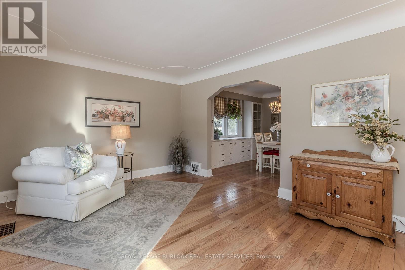 755 Maple Avenue, Burlington, ON - Indoor Photo Showing Living Room