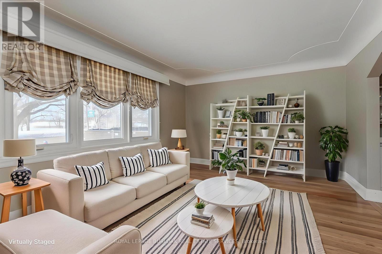 755 Maple Avenue, Burlington, ON - Indoor Photo Showing Living Room