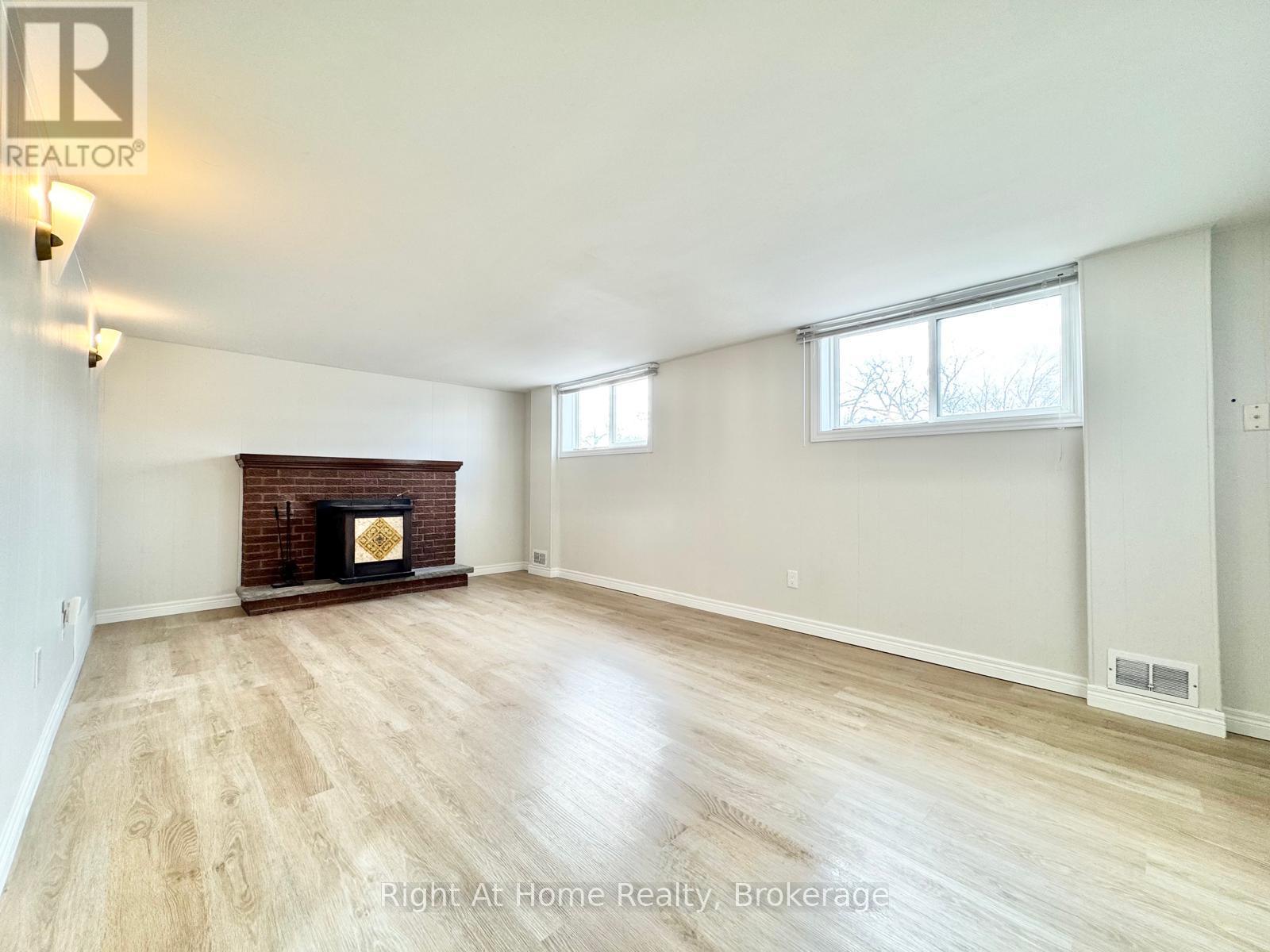 221 First Road E, Hamilton, ON