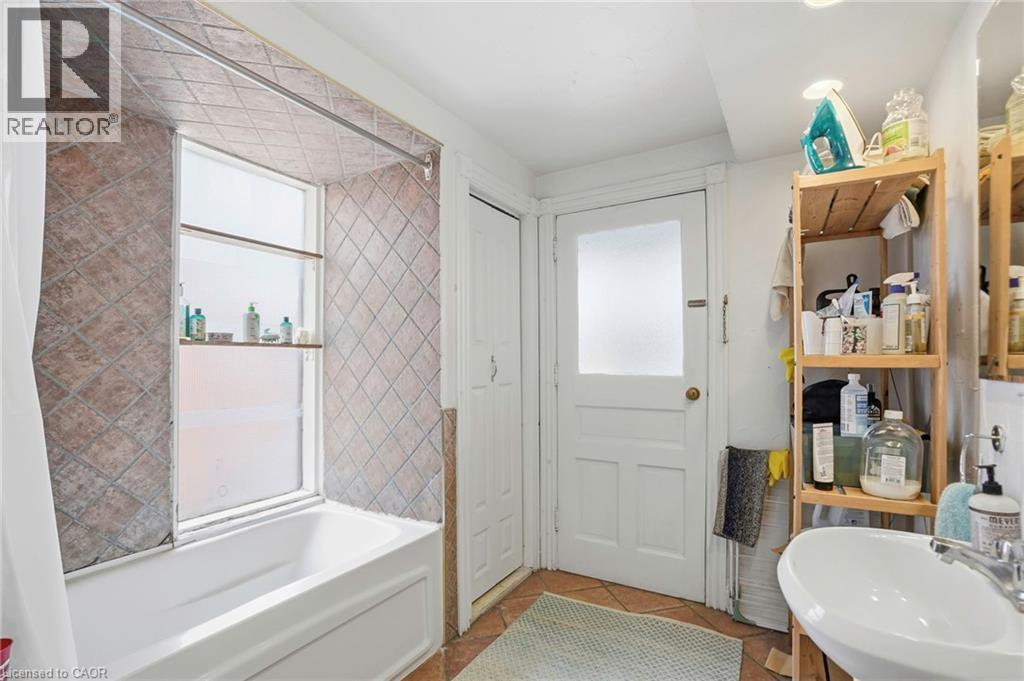 Unit 2 - 27 Ontario Avenue, Hamilton, ON - Indoor Photo Showing Bathroom