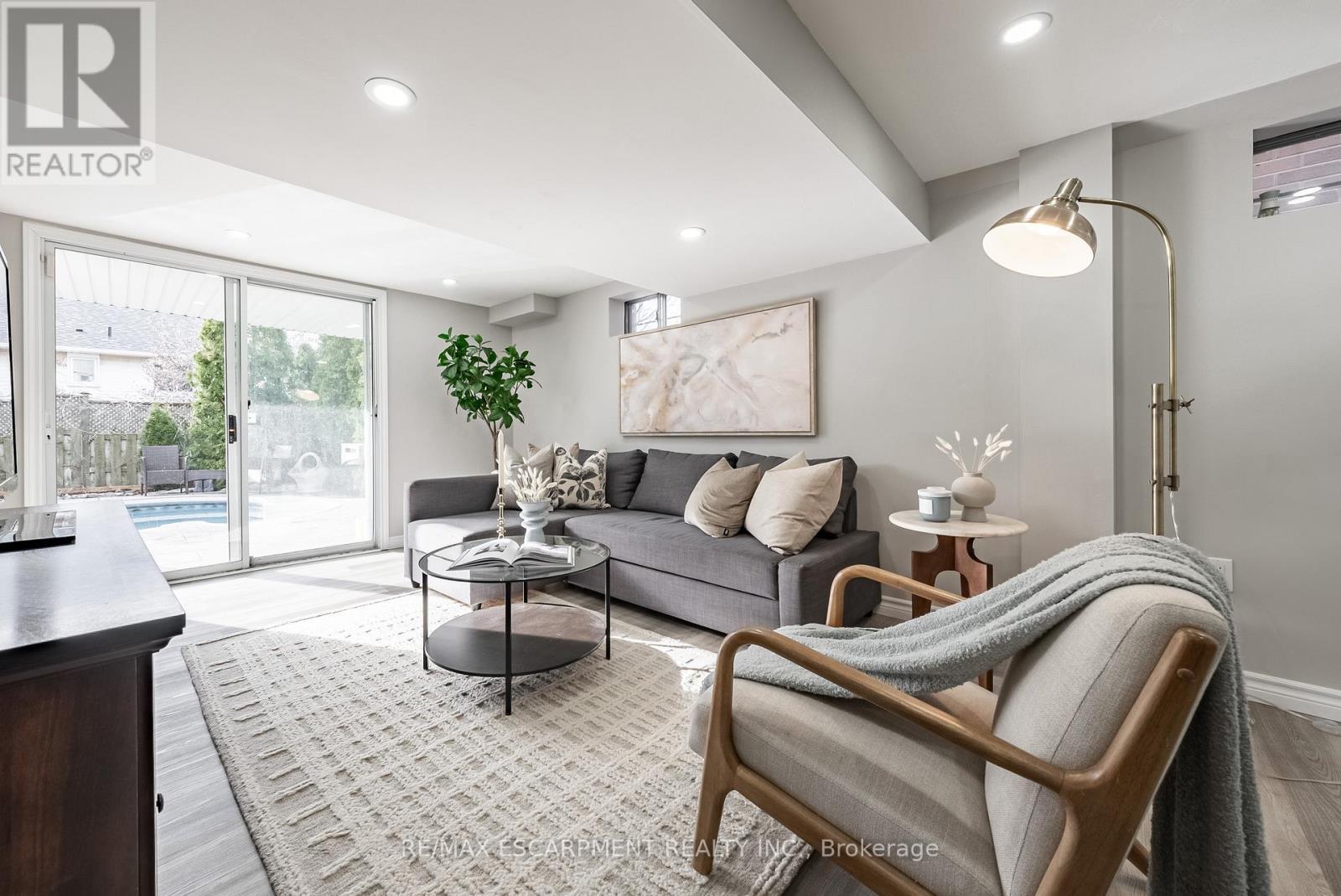 680 Rexford Drive, Hamilton, ON - Indoor Photo Showing Living Room