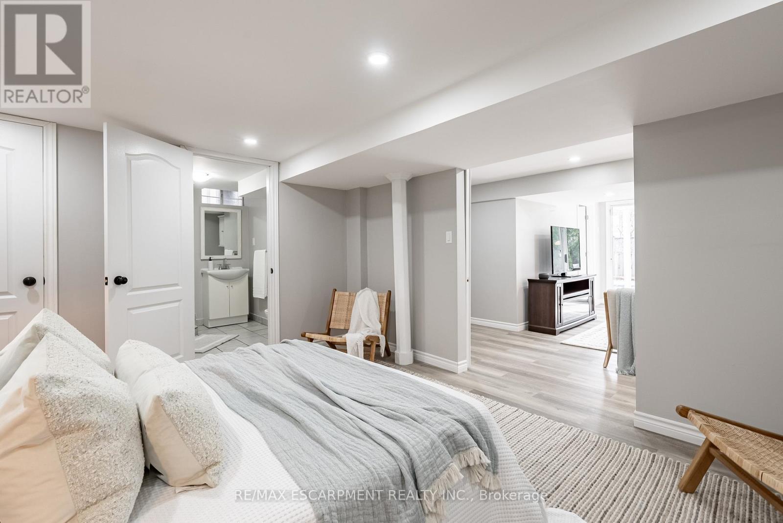 680 Rexford Drive, Hamilton, ON - Indoor Photo Showing Bedroom