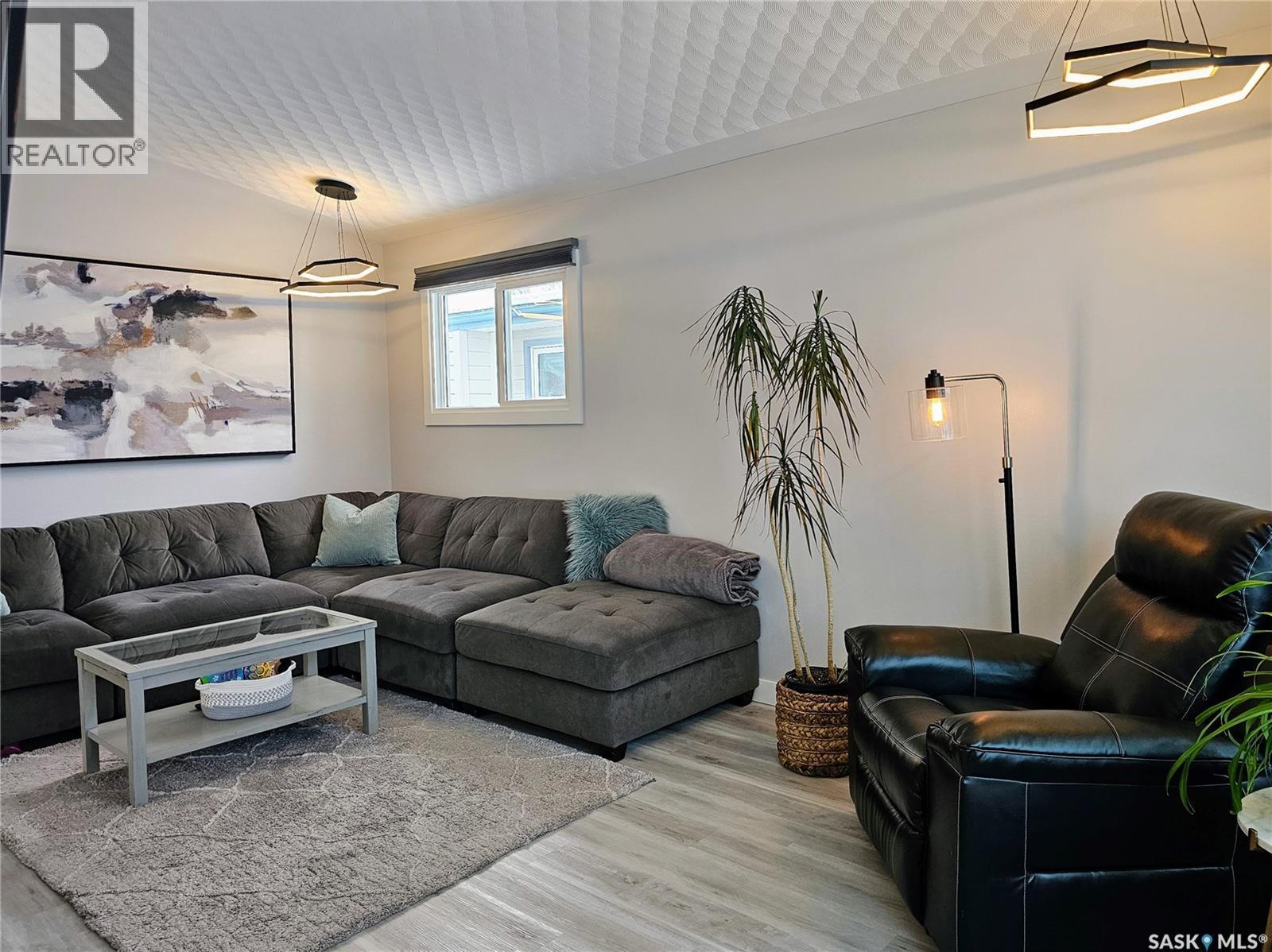 25 King Crescent, Humboldt, SK - Indoor Photo Showing Living Room