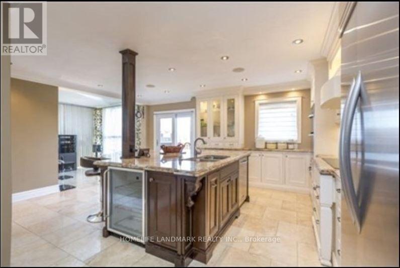 5291 Thornwood Drive, Mississauga, ON - Indoor Photo Showing Kitchen With Upgraded Kitchen
