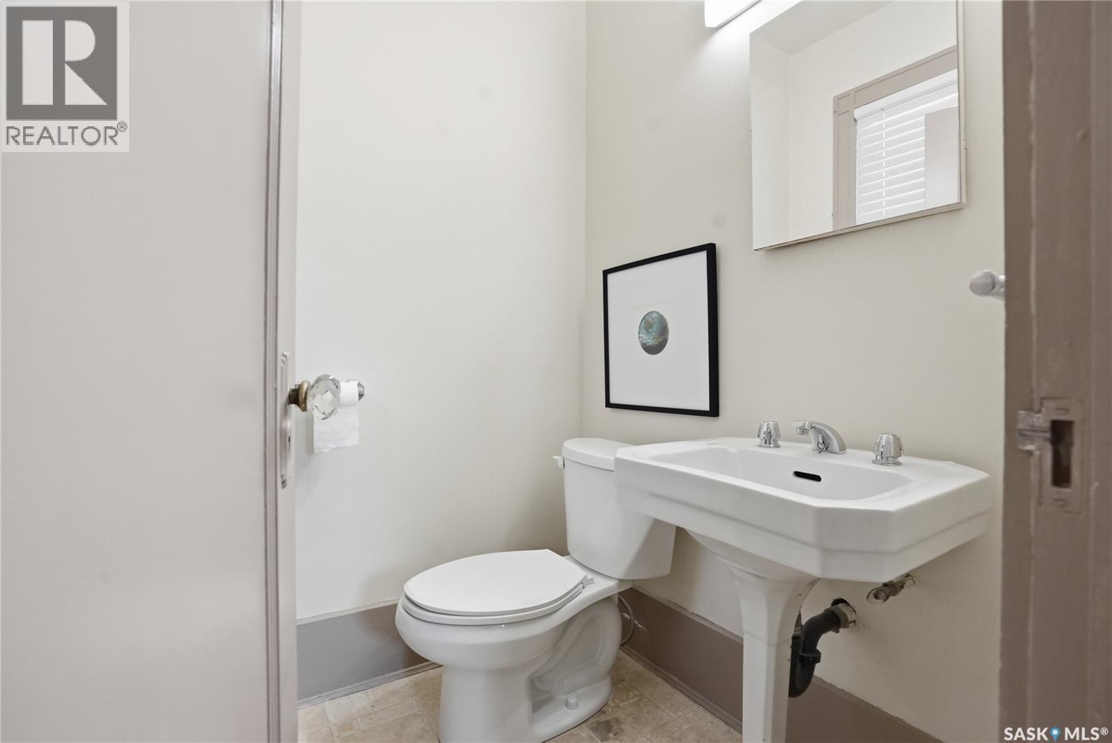 1213 Elliott Street, Saskatoon, SK - Indoor Photo Showing Bathroom