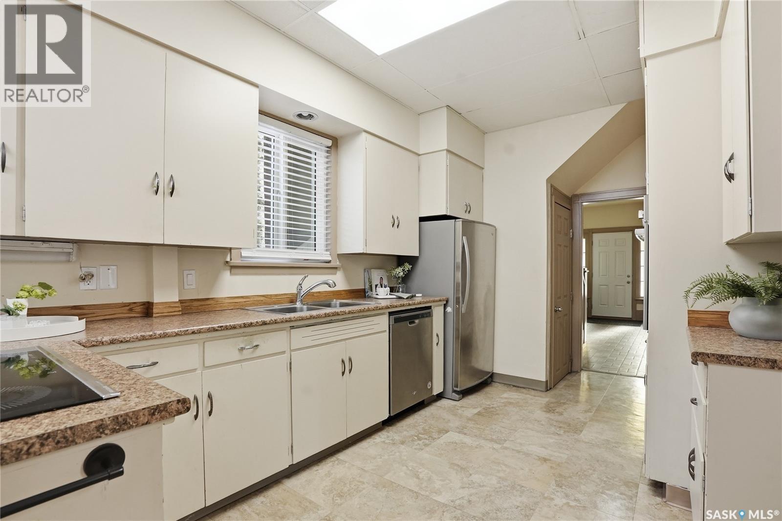1213 Elliott Street, Saskatoon, SK - Indoor Photo Showing Kitchen With Double Sink