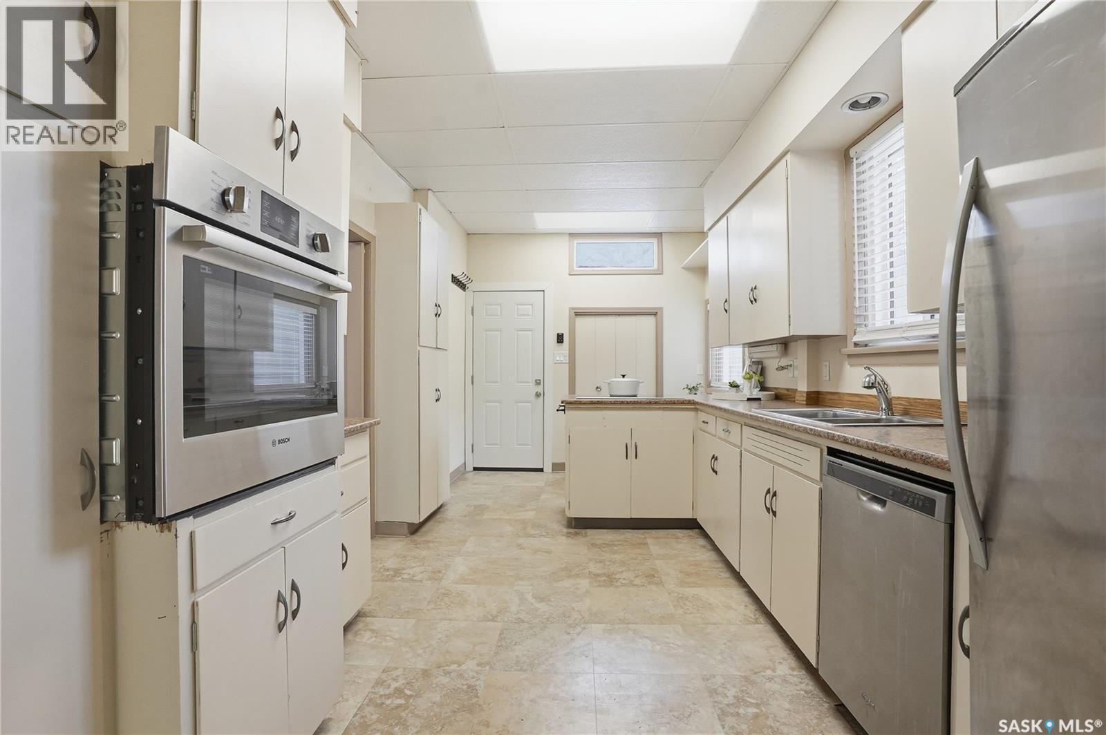 1213 Elliott Street, Saskatoon, SK - Indoor Photo Showing Kitchen With Double Sink