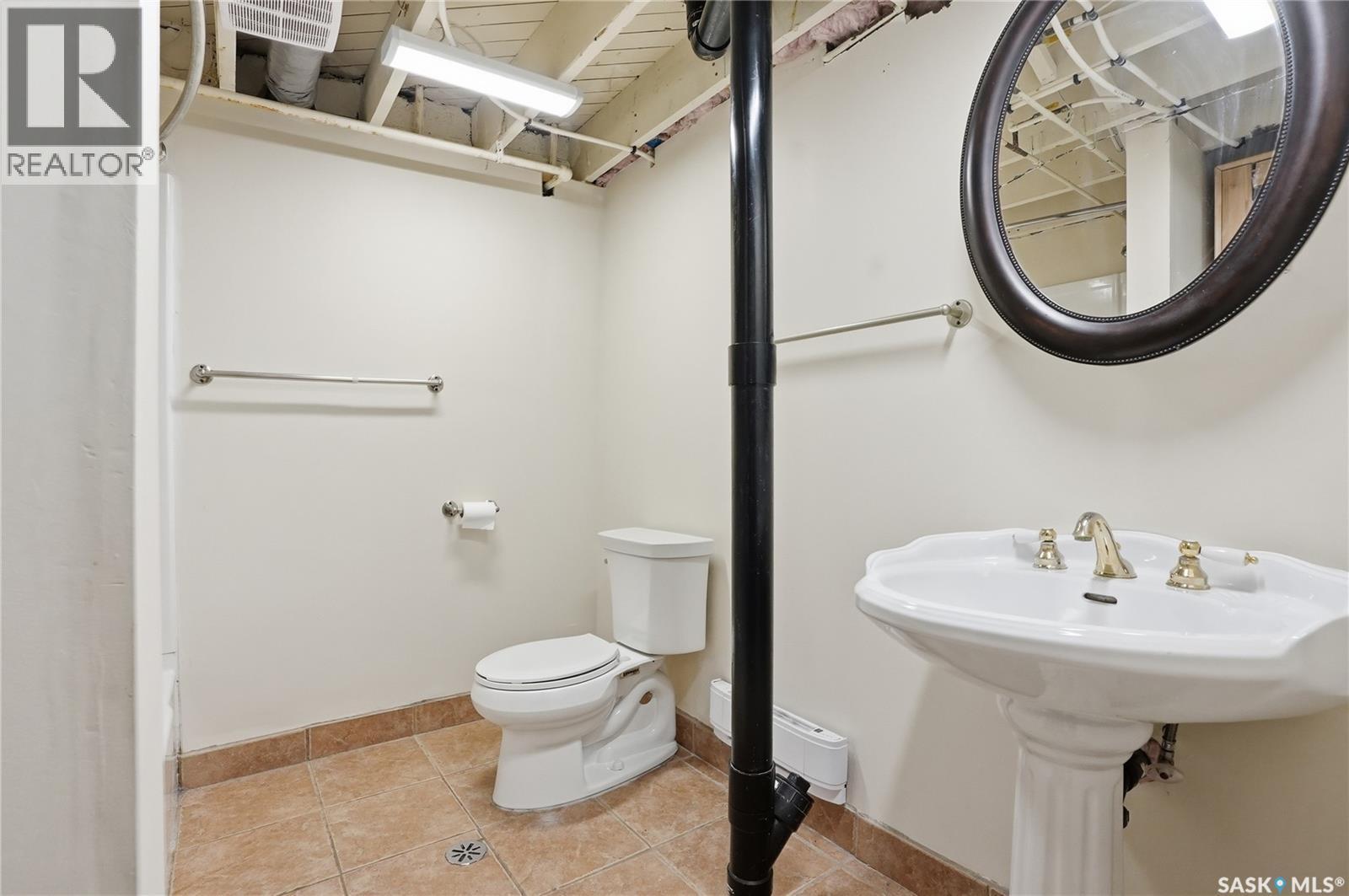 1213 Elliott Street, Saskatoon, SK - Indoor Photo Showing Bathroom