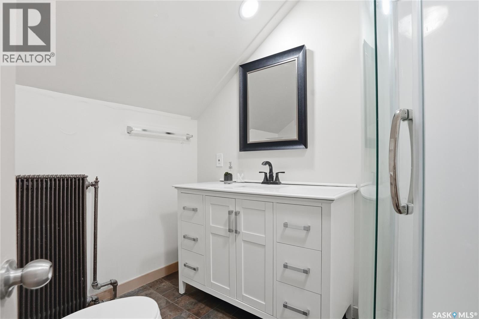1213 Elliott Street, Saskatoon, SK - Indoor Photo Showing Bathroom