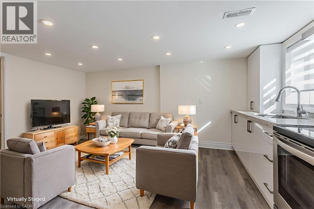 194 Crockett Street, Hamilton, ON - Indoor Photo Showing Living Room