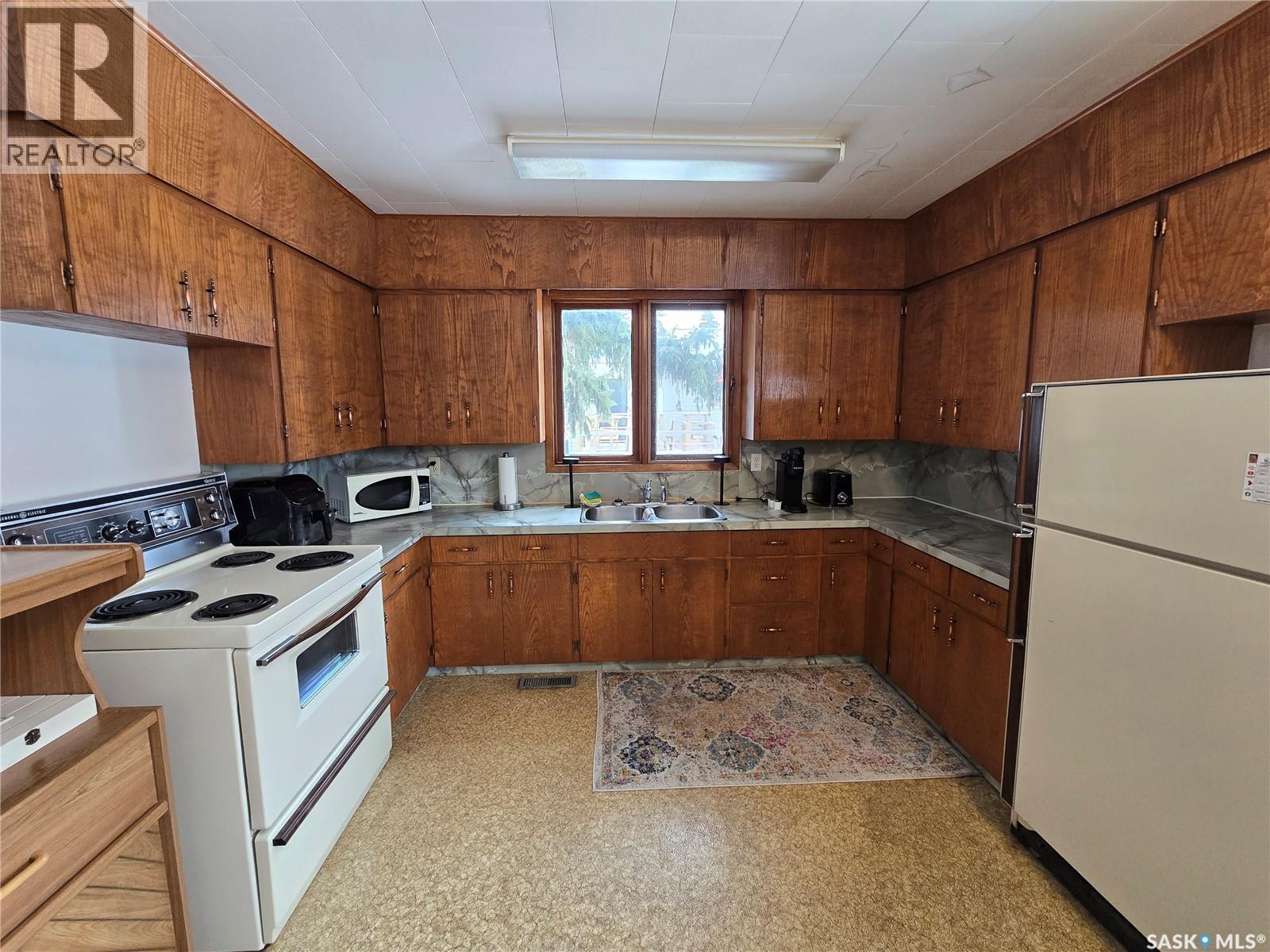 510 Vernon Street, Broadview, SK - Indoor Photo Showing Kitchen With Double Sink