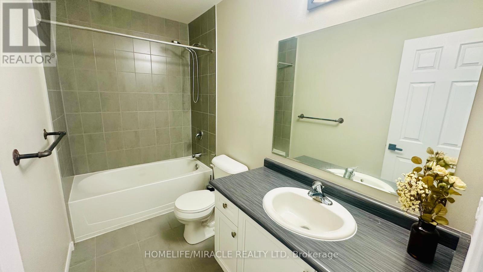 96 Eliza Avenue, Kitchener, ON - Indoor Photo Showing Bathroom